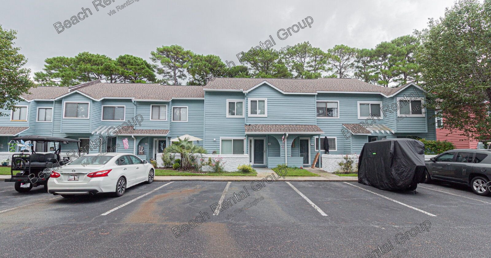 3 Bedroom, End Unit in Gated Community property image