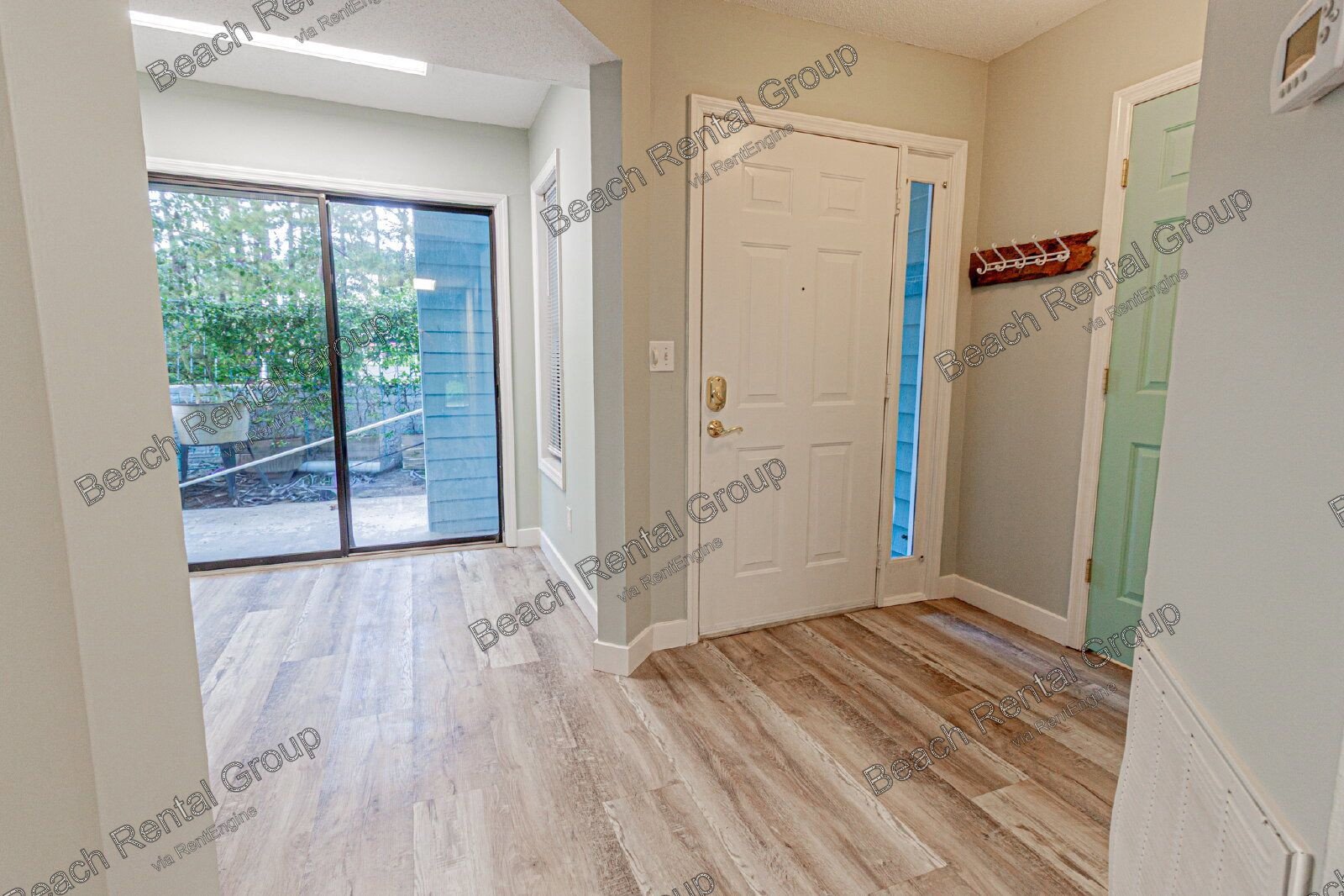 3 Bedroom, End Unit in Gated Community property image