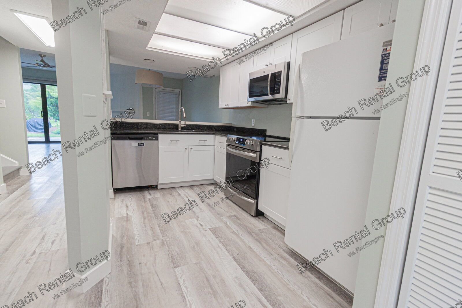 3 Bedroom, End Unit in Gated Community property image