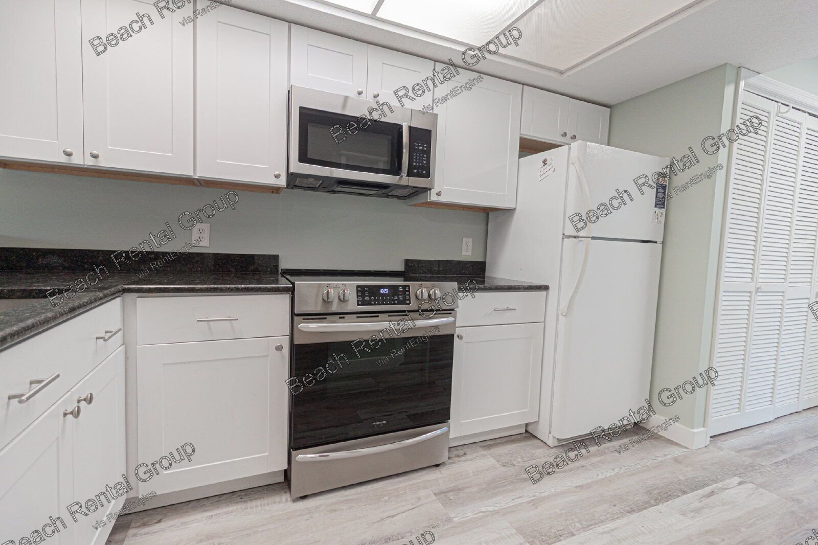 3 Bedroom, End Unit in Gated Community property image