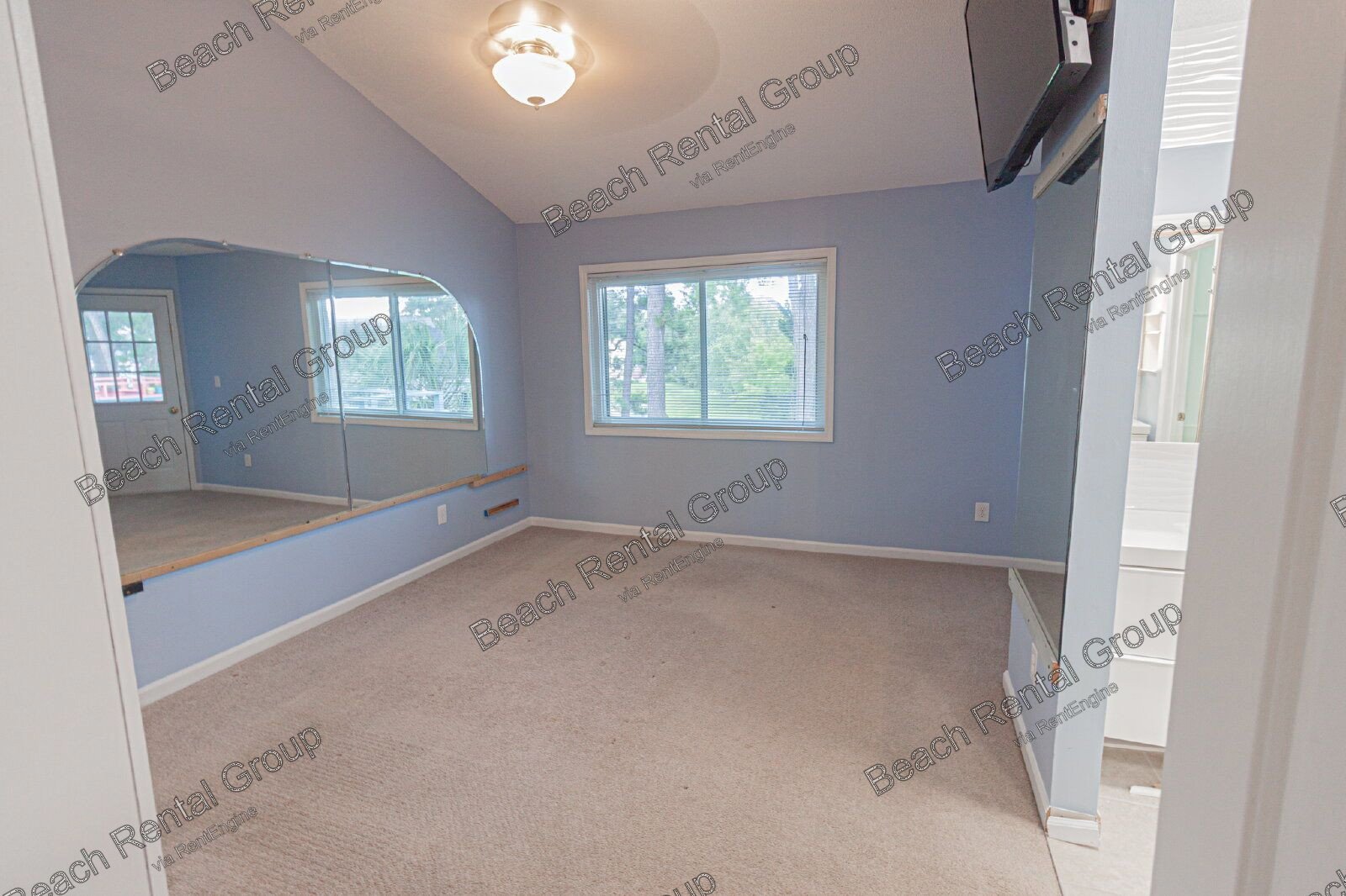 3 Bedroom, End Unit in Gated Community property image