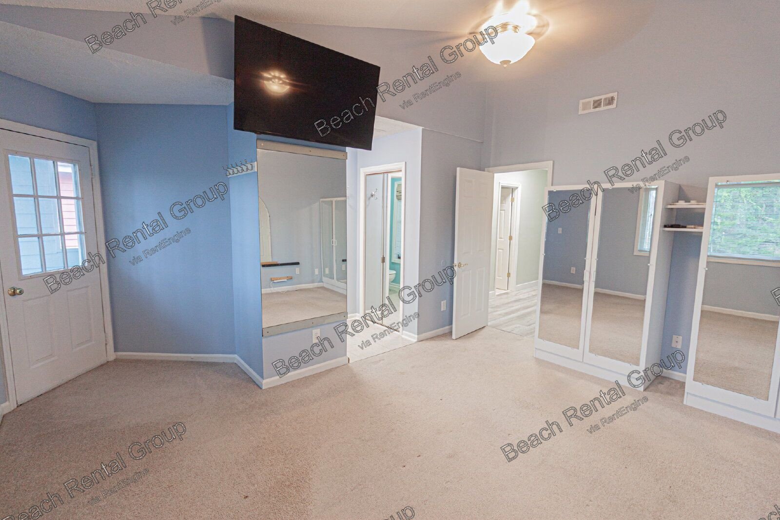 3 Bedroom, End Unit in Gated Community property image