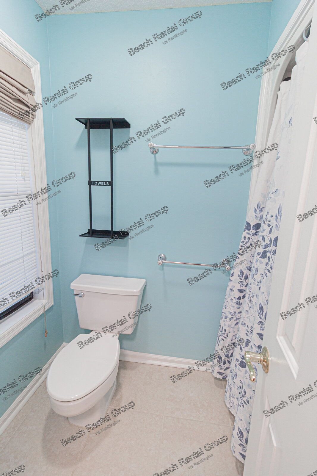 3 Bedroom, End Unit in Gated Community property image
