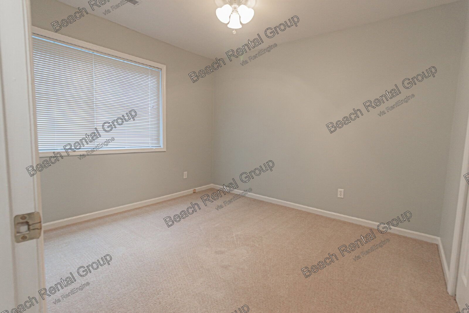 3 Bedroom, End Unit in Gated Community property image