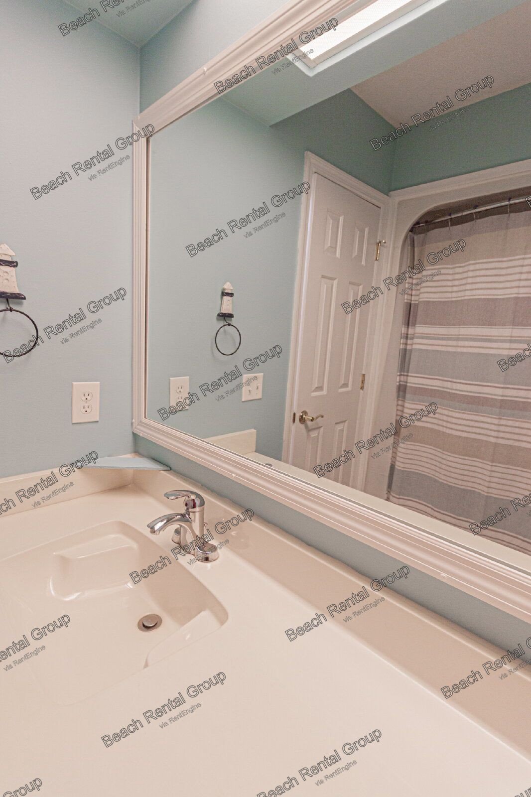 3 Bedroom, End Unit in Gated Community property image
