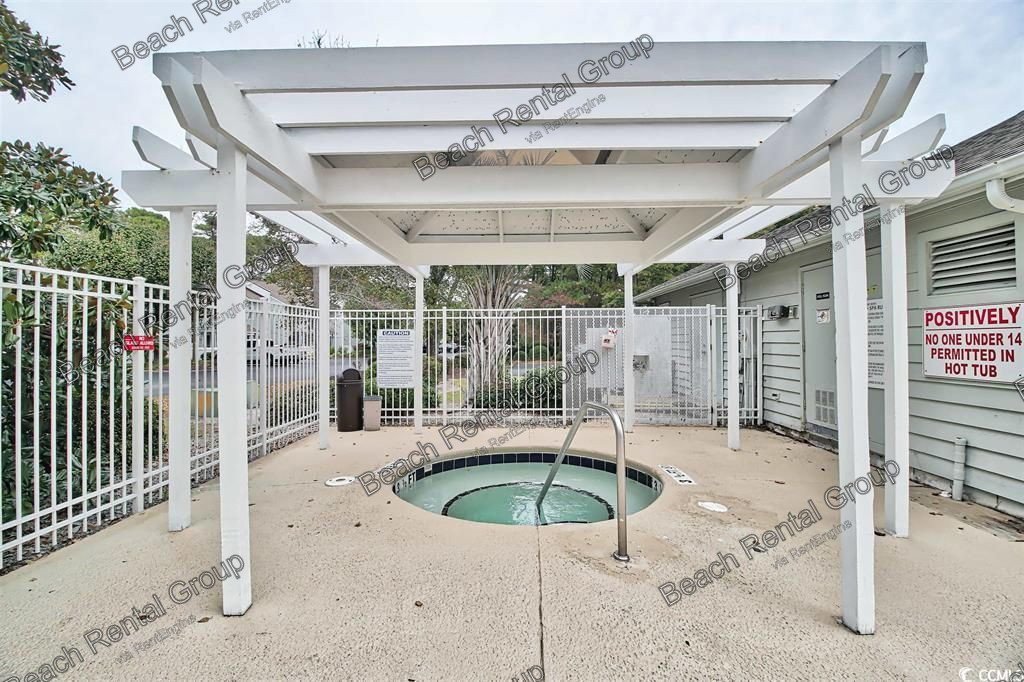 3 Bedroom, End Unit in Gated Community property image