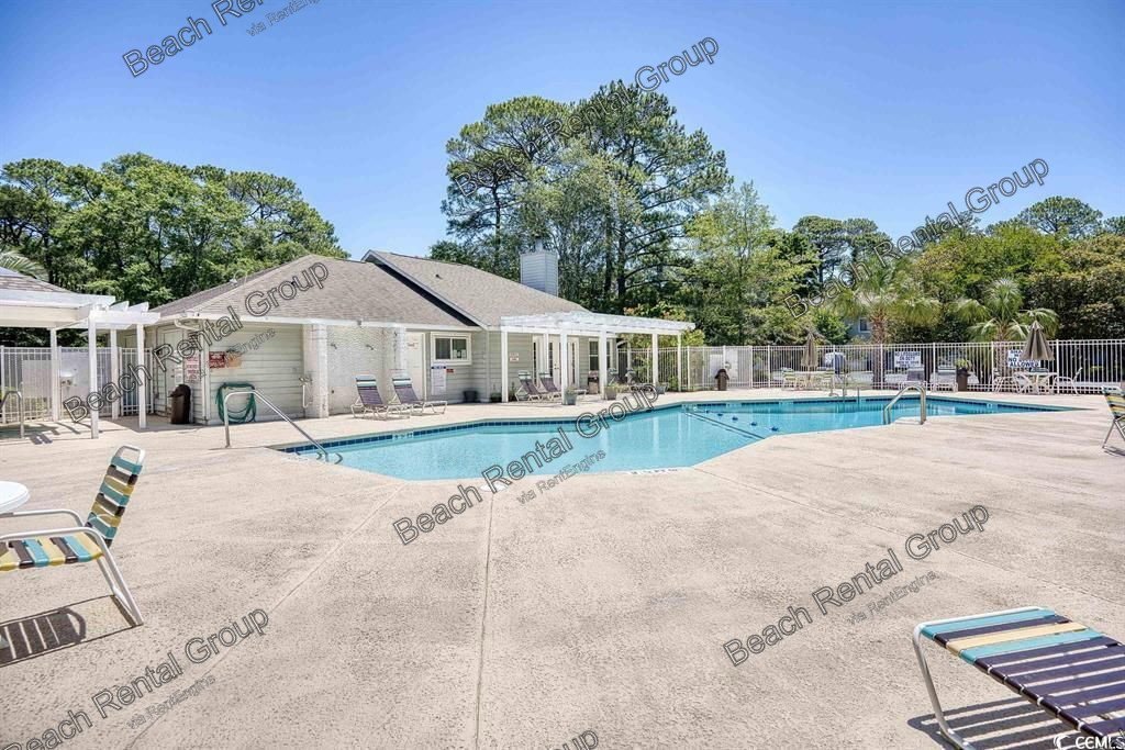 3 Bedroom, End Unit in Gated Community property image
